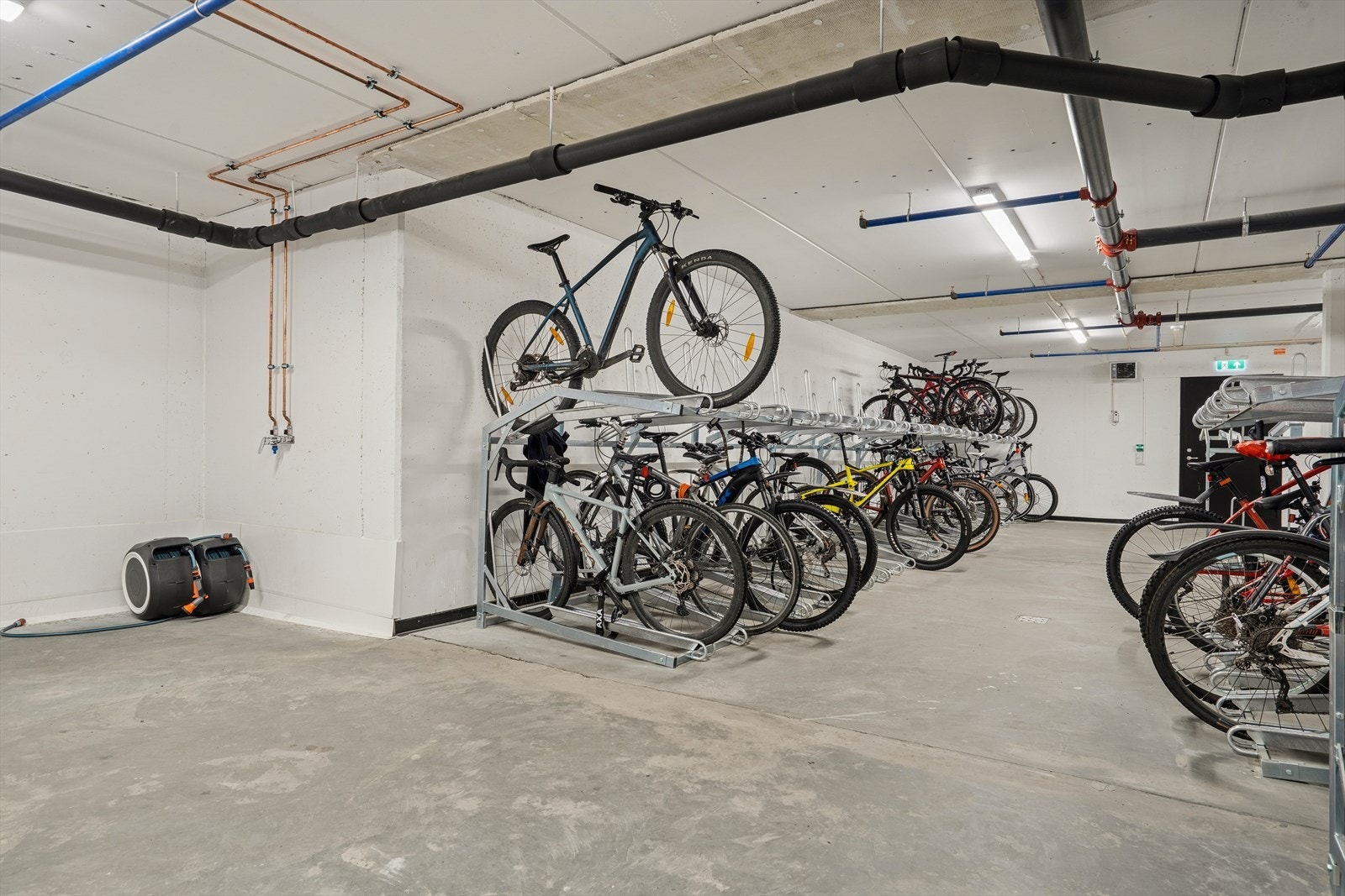 Felles sykkelparkering med egen inngang og kran. Galleribilde