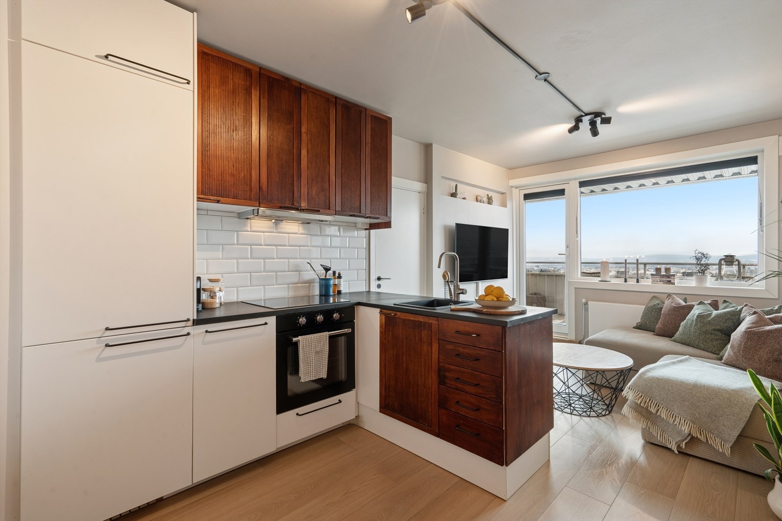 Kjøkken med kombinasjon av glatte og profilerte fronter, laminat benkeplate og nedfelt oppvaskkum. Galleribilde