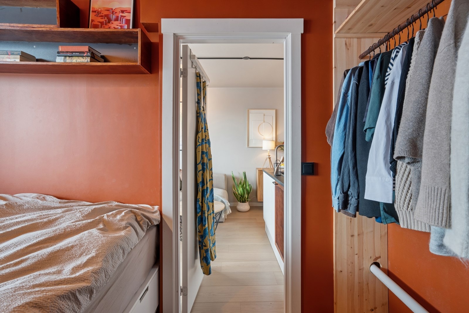 Det er etablert garderobeløsning med både skap, oppheng og hyller. Dette gir gode oppbevaringsmuligheter for klær og øvrige eiendeler. Galleribilde