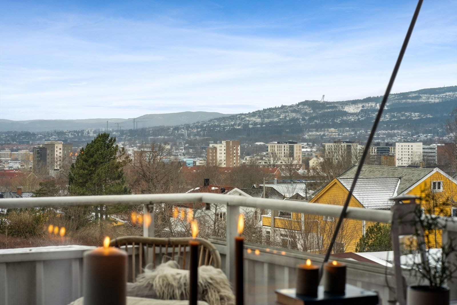 Boligens balkong er sydvestvendt på ca. 7 kvm og har meget gode solforhold. Galleribilde