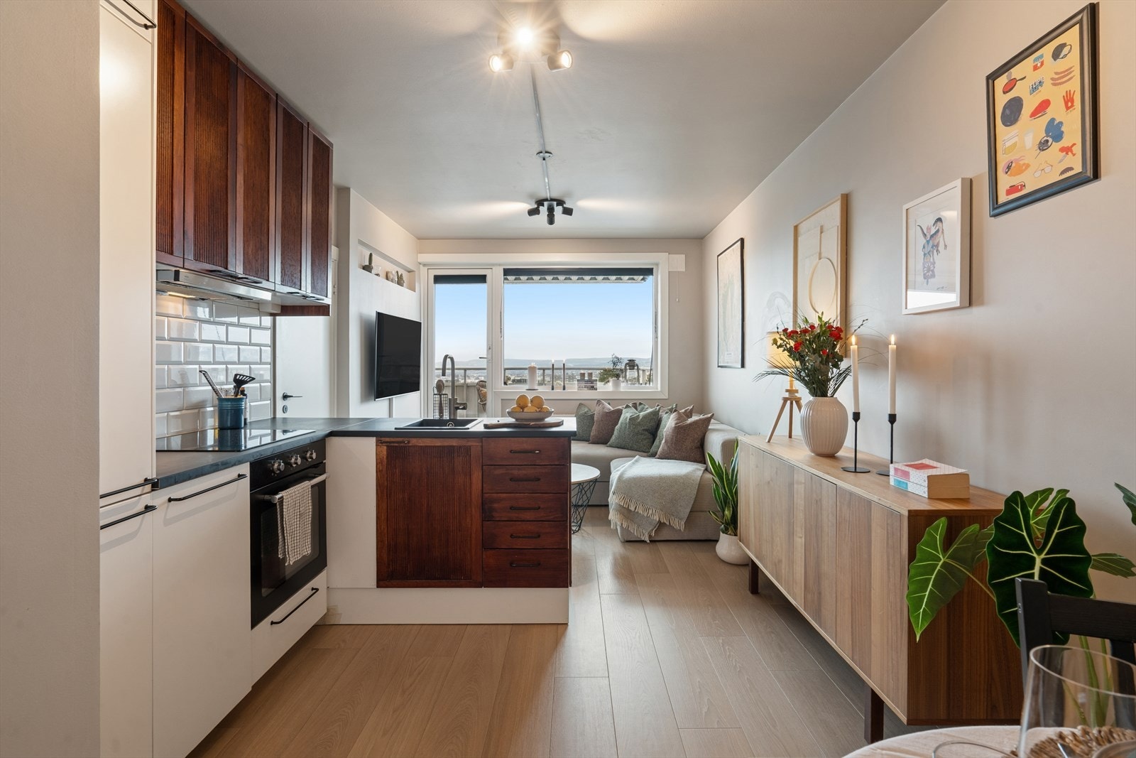 Åpen og luftig stue- og kjøkkenløsning med store vindusflater. Galleribilde