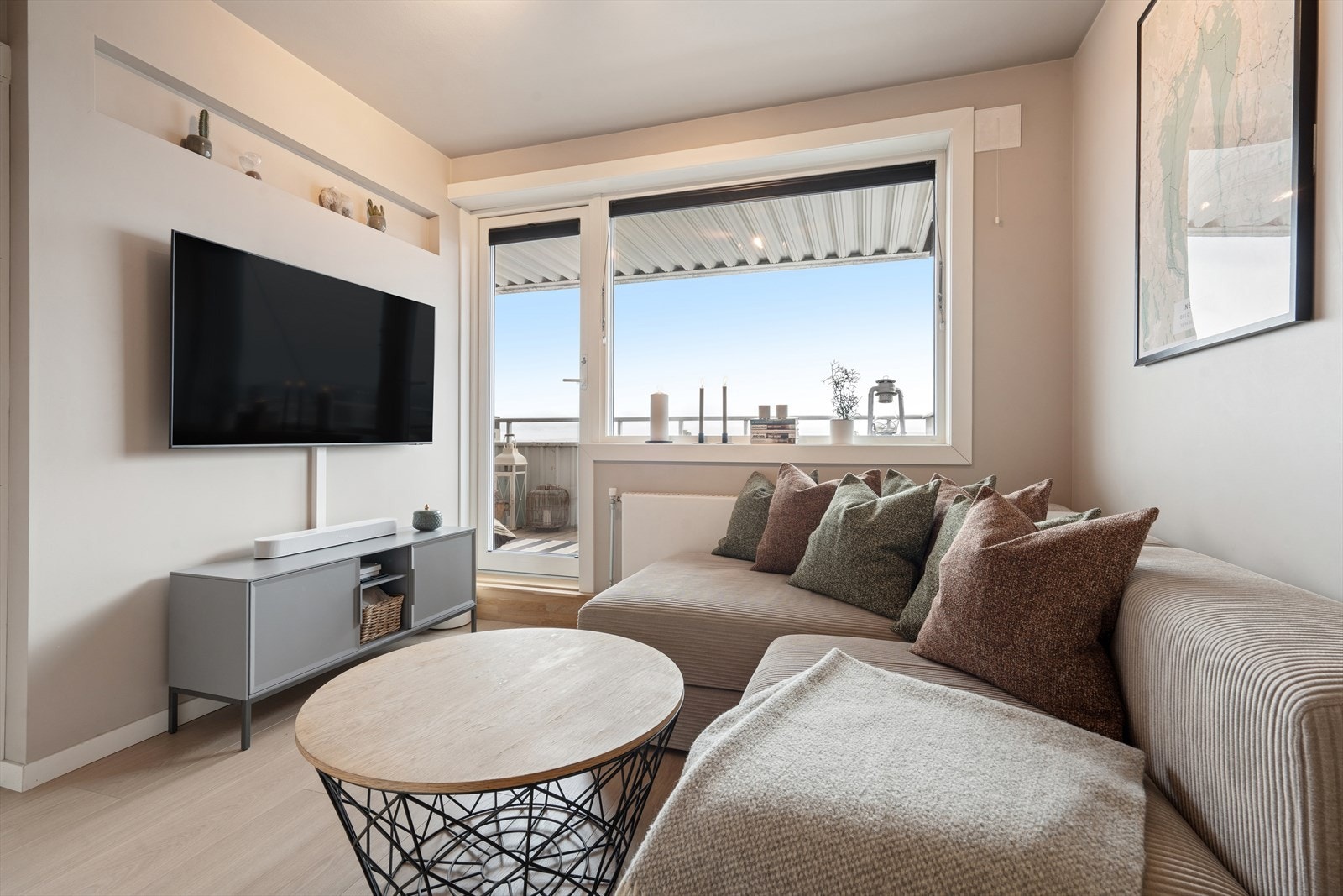 Stuen har god plass til sofagruppe, og store vindusflater sørger for rikelig med dagslys. Galleribilde