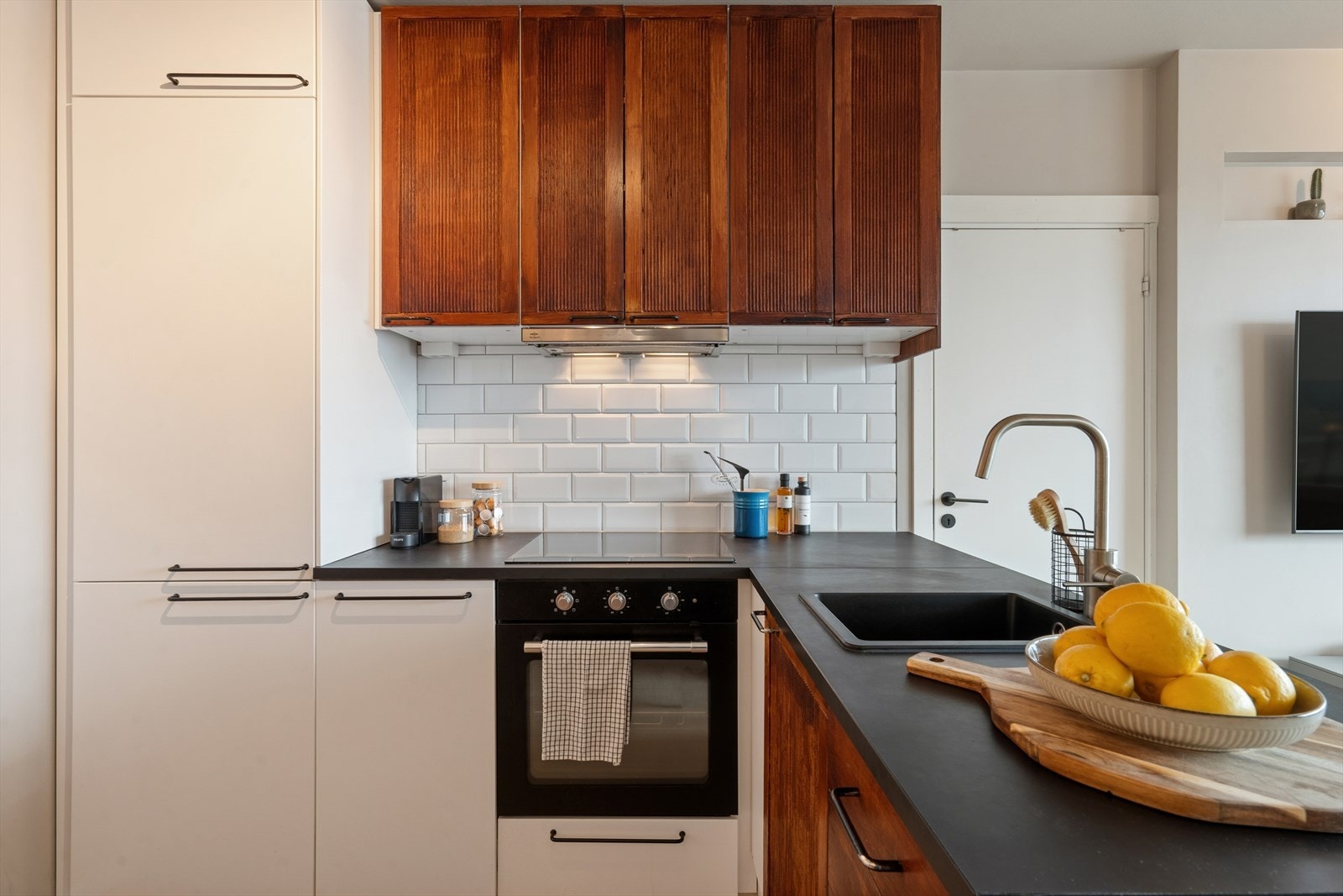 Kjøkkenet er utstyrt med integrerte hvitevarer som platetopp, stekeovn, oppvaskmaskin og kjøleskap med fryser. Galleribilde