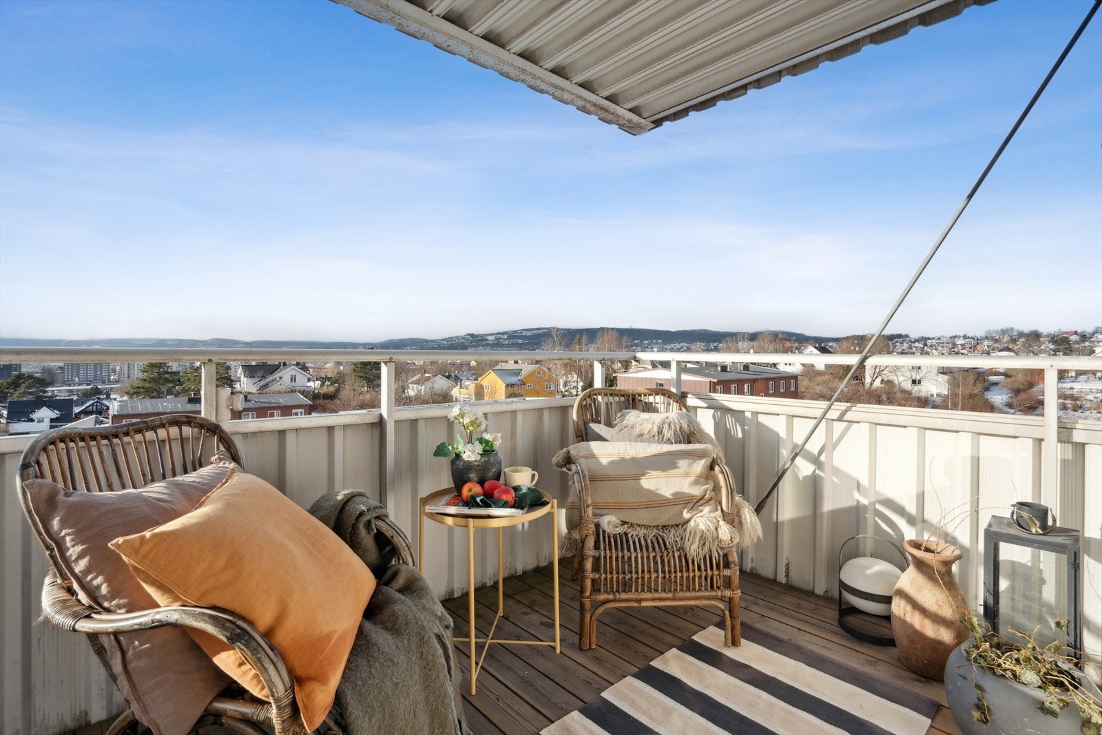 Nadia Darrazi v/ DNB Eiendom har gleden av å presentere en lys og praktisk leilighet med fantastisk utsikt over Oslo! Galleribilde