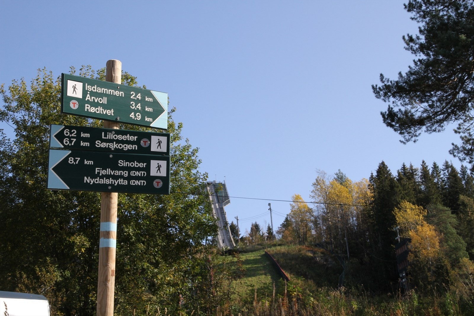 Fra boligen er det kort vei til markas innfallsporter hvor det er fantastiske tur- og rekreasjonsmuligheter både sommer som vinter. Galleribilde