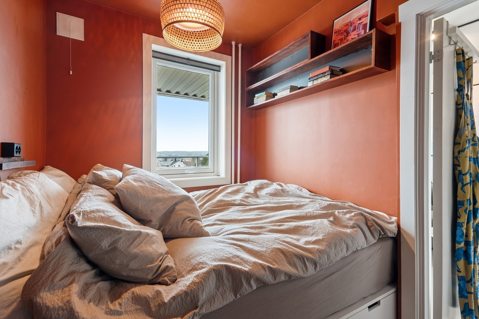 Soverommet har vindu som slipper inn godt med dagslys, samt vegghyller som gir praktisk oppbevaringsplass. Rommet har nydelig utsikt over Oslo. Galleribilde