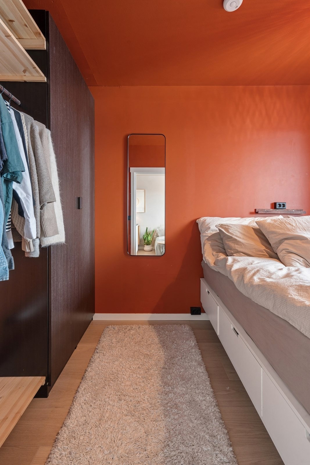 Soverom med plassbygget seng med skuffer som medfølger, og garderobeløsning som gir effektiv utnyttelse av rommets areal. Galleribilde
