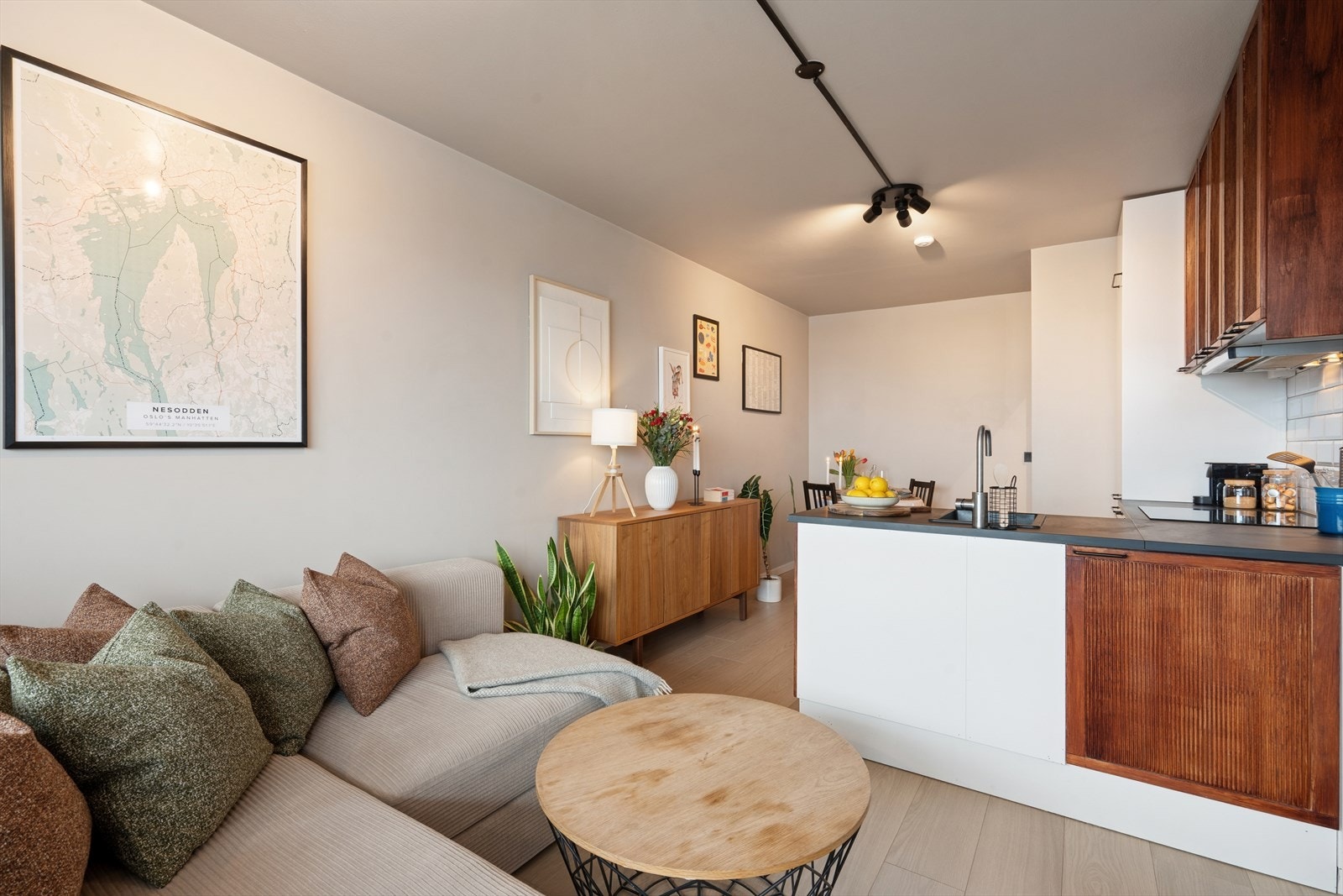 Stue med åpen kjøkkenløsning hvor arealet er godt utnyttet. Rommet er naturlig inndelt i soner for opphold og matlaging. Galleribilde