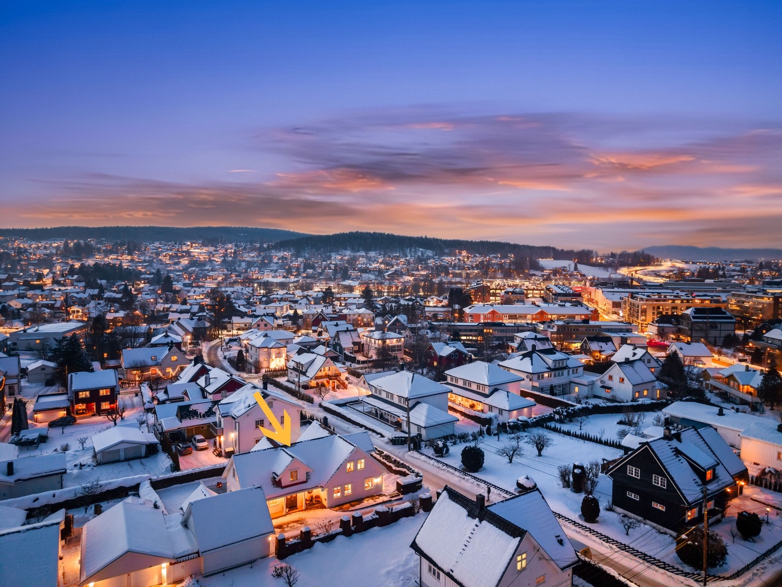 Fra eiendommen er det gangavstand til Sagdalen barneskole. For elever i ungdomstrinnene er det ca. 1,7 km til Bråtejordet ungdomsskole. Det er også kort vei til Strømmen, Skedsmo og Lillestrøm videregående skoler, samt et godt utvalg av både private og ko Galleribilde