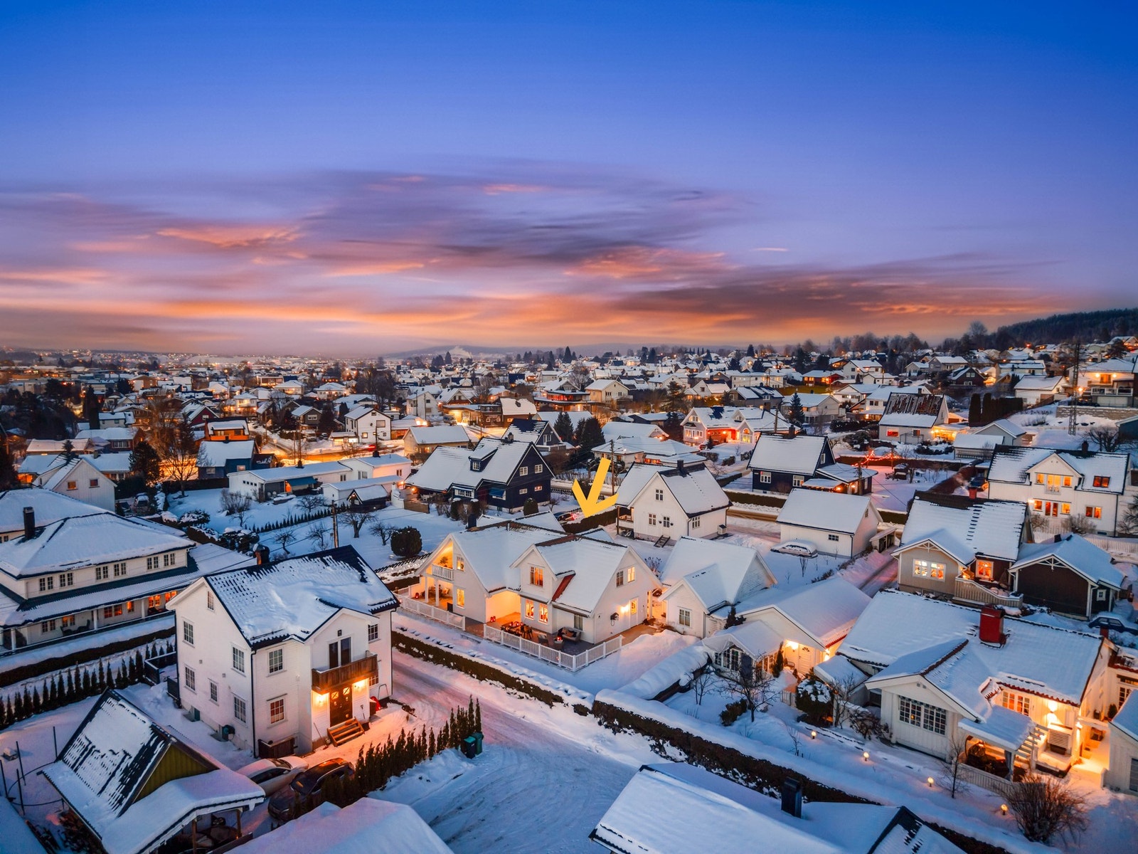 Området byr på offentlig kommunikasjon med buss og tog. Nærmeste holdeplass er Strømsbergveien, som ligger ca. 4 min unna. Det er ca. 14 minutters gange til Strømmen stasjon hvor toget bruker 24 min til Oslo S. Med bil tar det ca. 5 min. til Lillestrøm og Galleribilde
