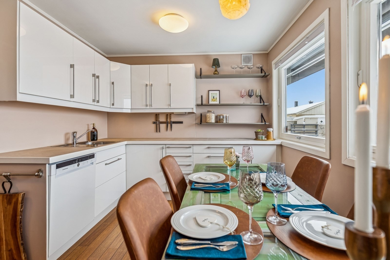 Her er det god plass til en spiseplass for hyggelige måltider. Galleribilde