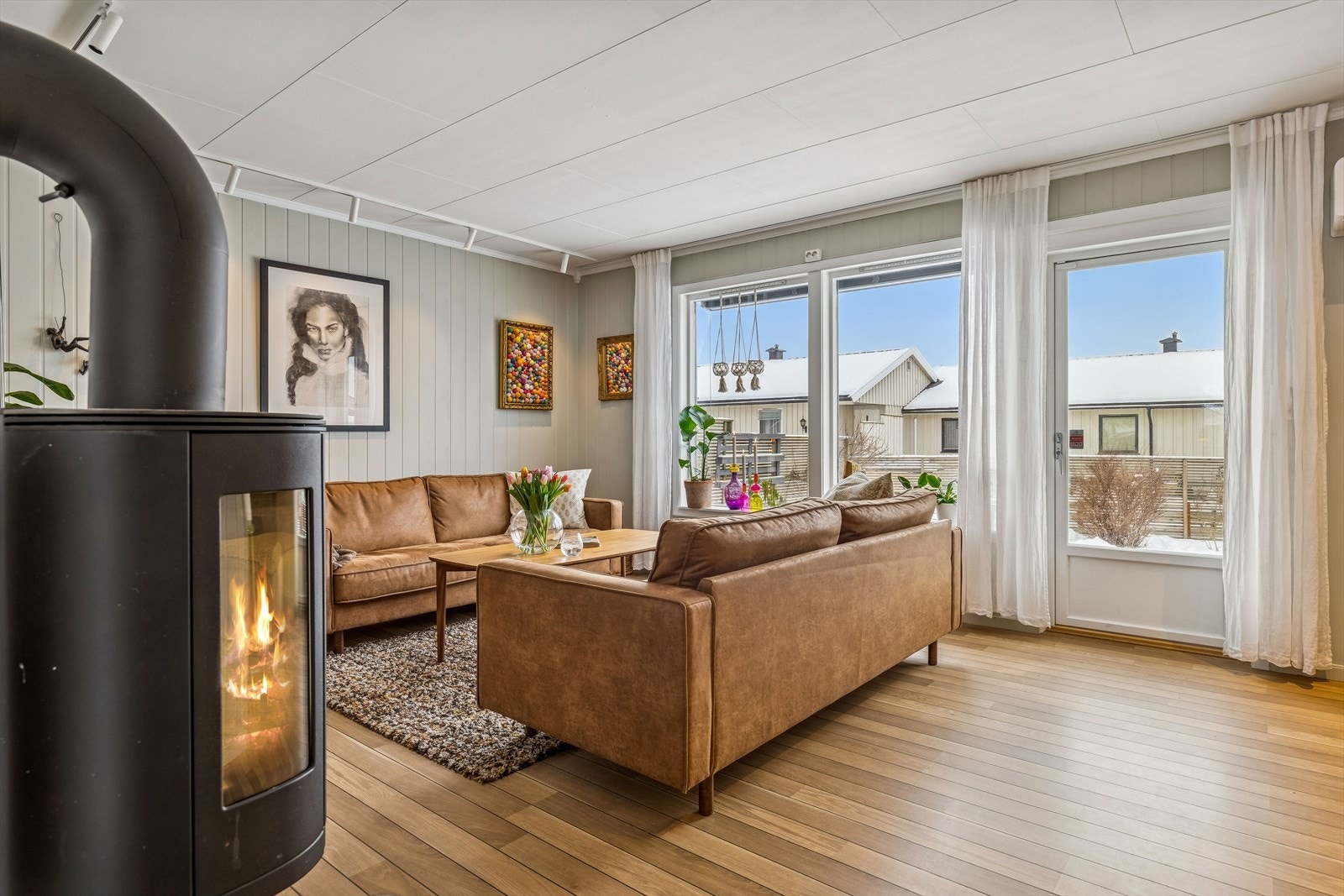 Lys og innbydende stue, med utgang til vestvendt terrasse. Galleribilde