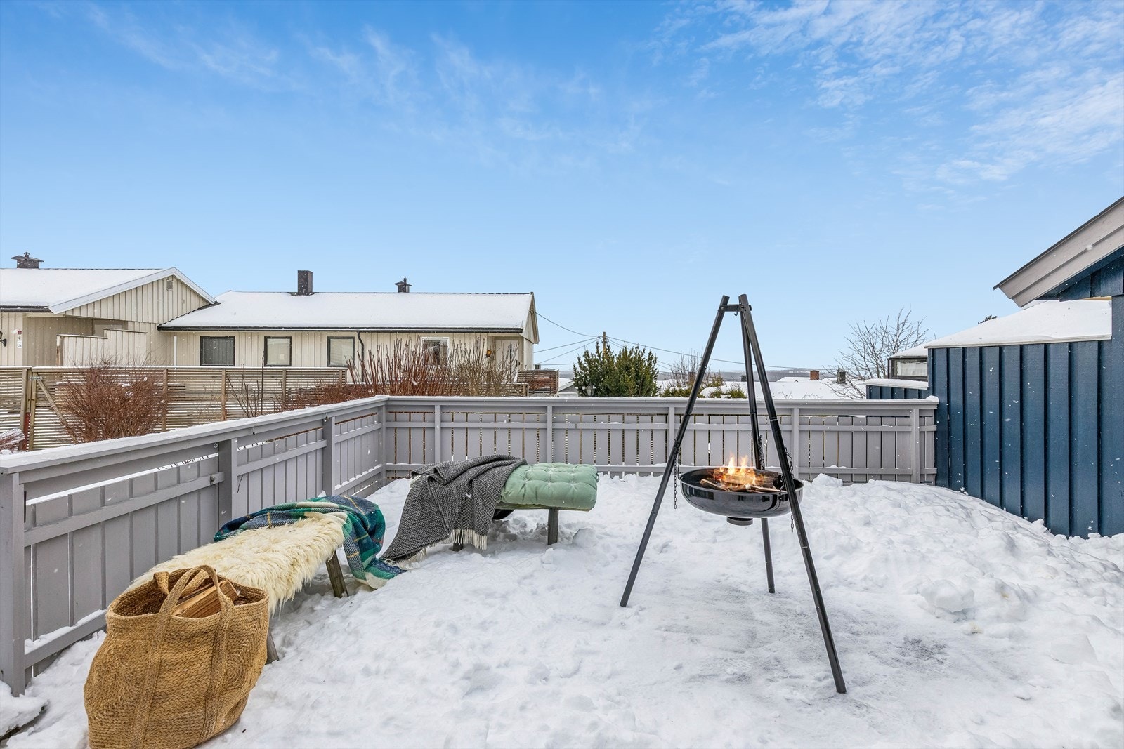 Den store terrassen er utstyrt med markise, utebelysning og stikkontakt. Galleribilde