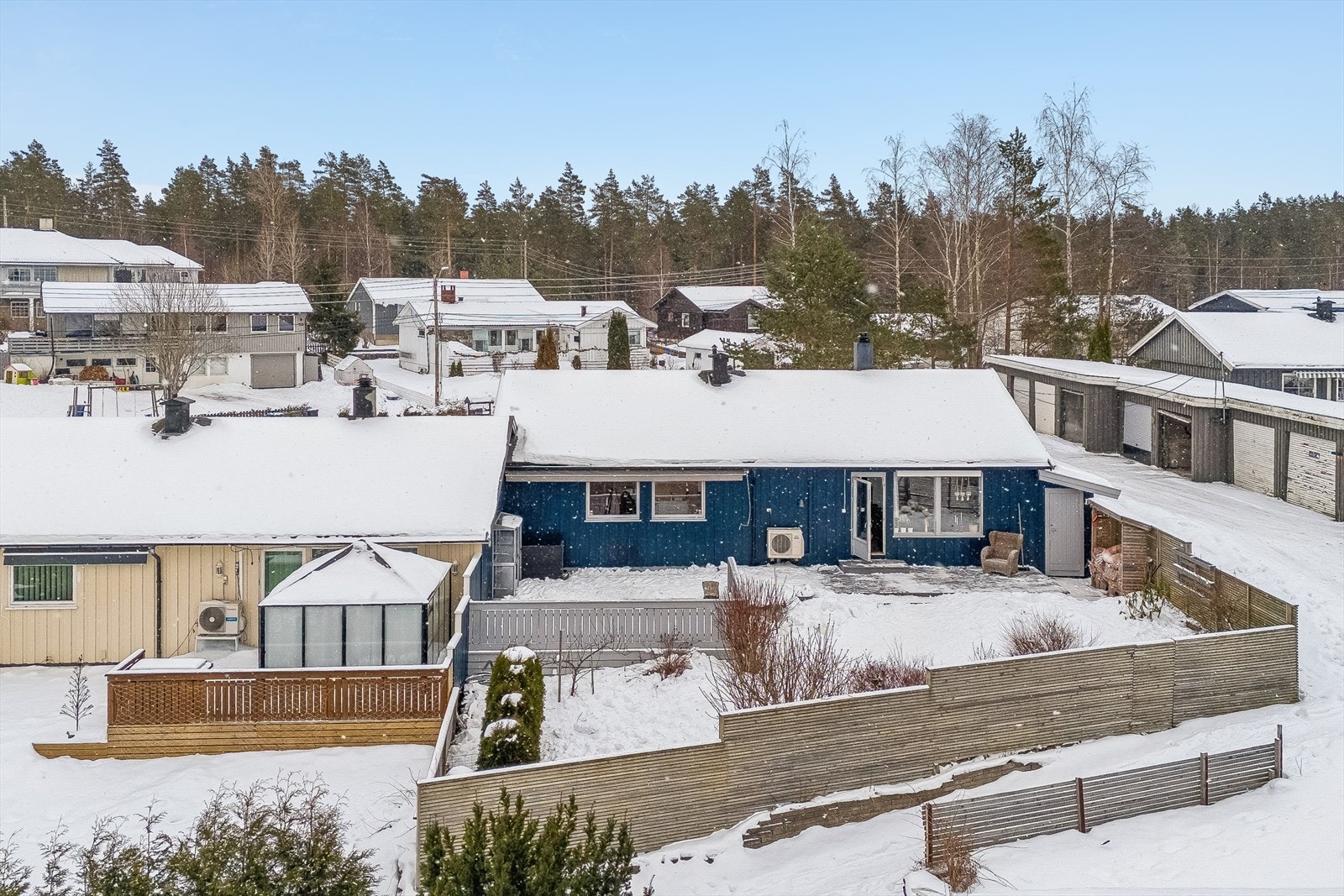 Inngjerdet og skjermet hage. Galleribilde