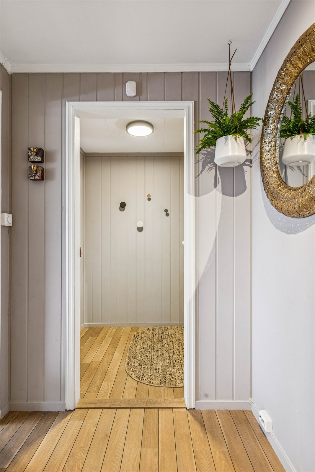 Praktisk entré med plass til oppbevaring av yttertøy og sko. Galleribilde