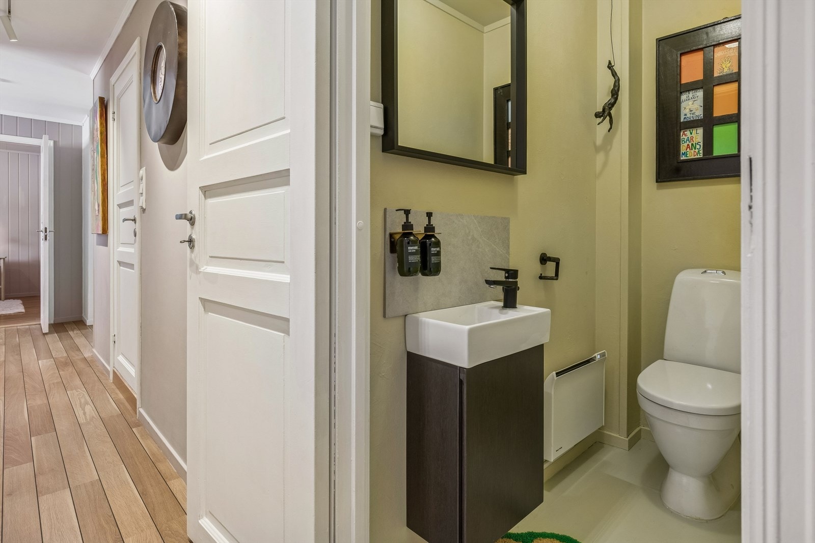 I tillegg til badet har boligen et separat toalettrom. Galleribilde