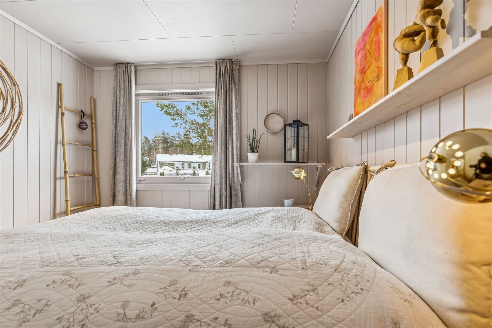 Lyst og pent innredet soverom. Galleribilde