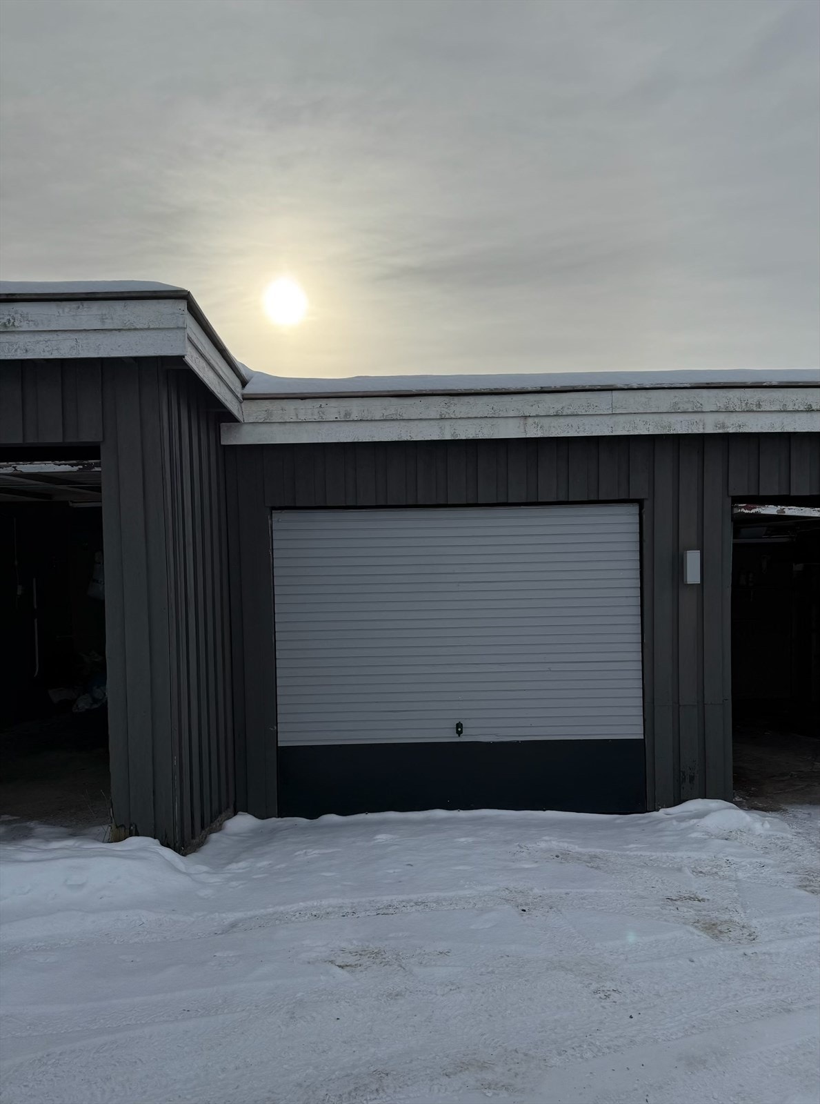 Garasjen har vippeport i treverk og innlagt strøm. Taktekkingen ble fornyet i 2018. (Privat bilde) Galleribilde