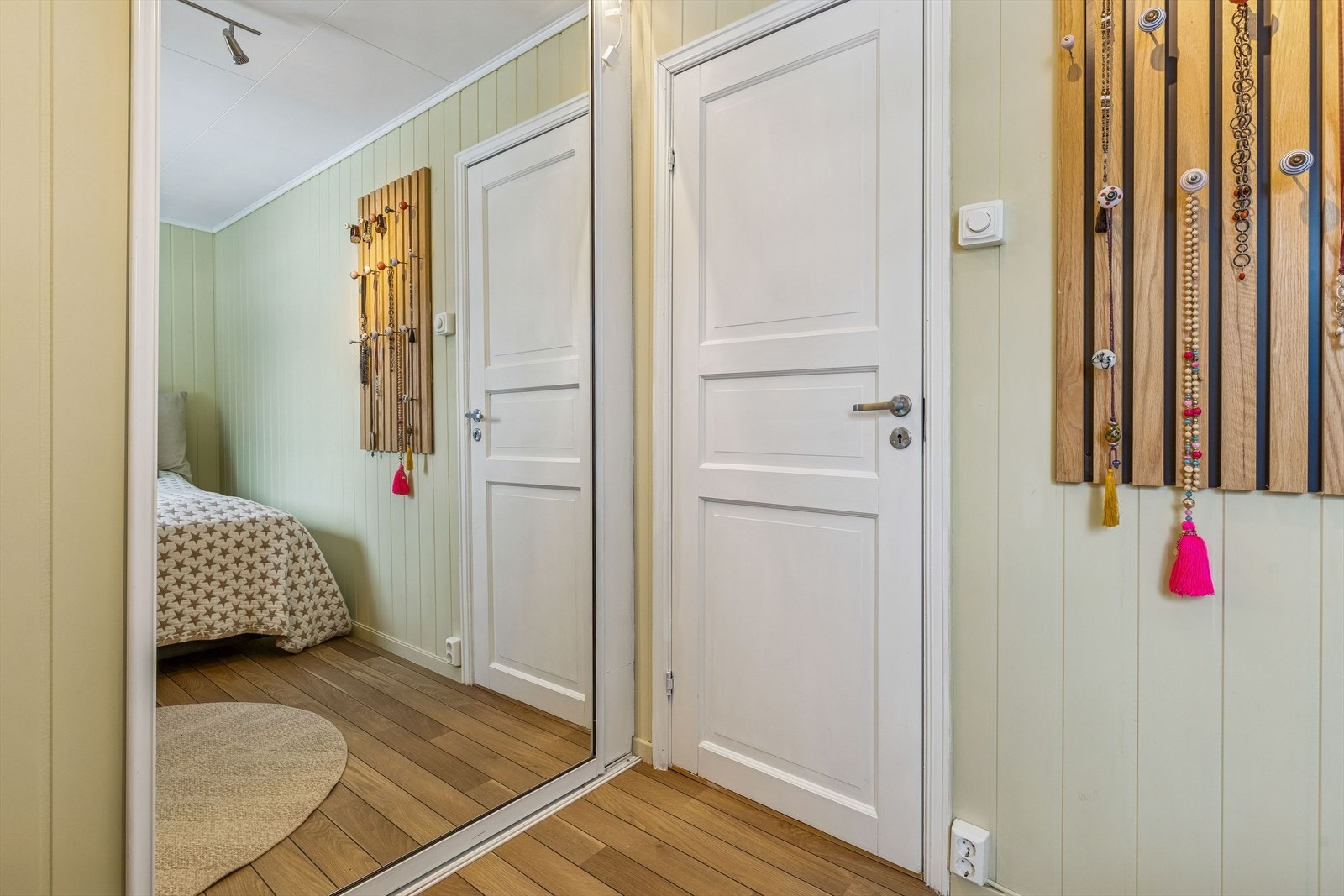 Skyvedørsgarderobe, med speilfront som gir ekstra lys og dybde til rommet. Galleribilde