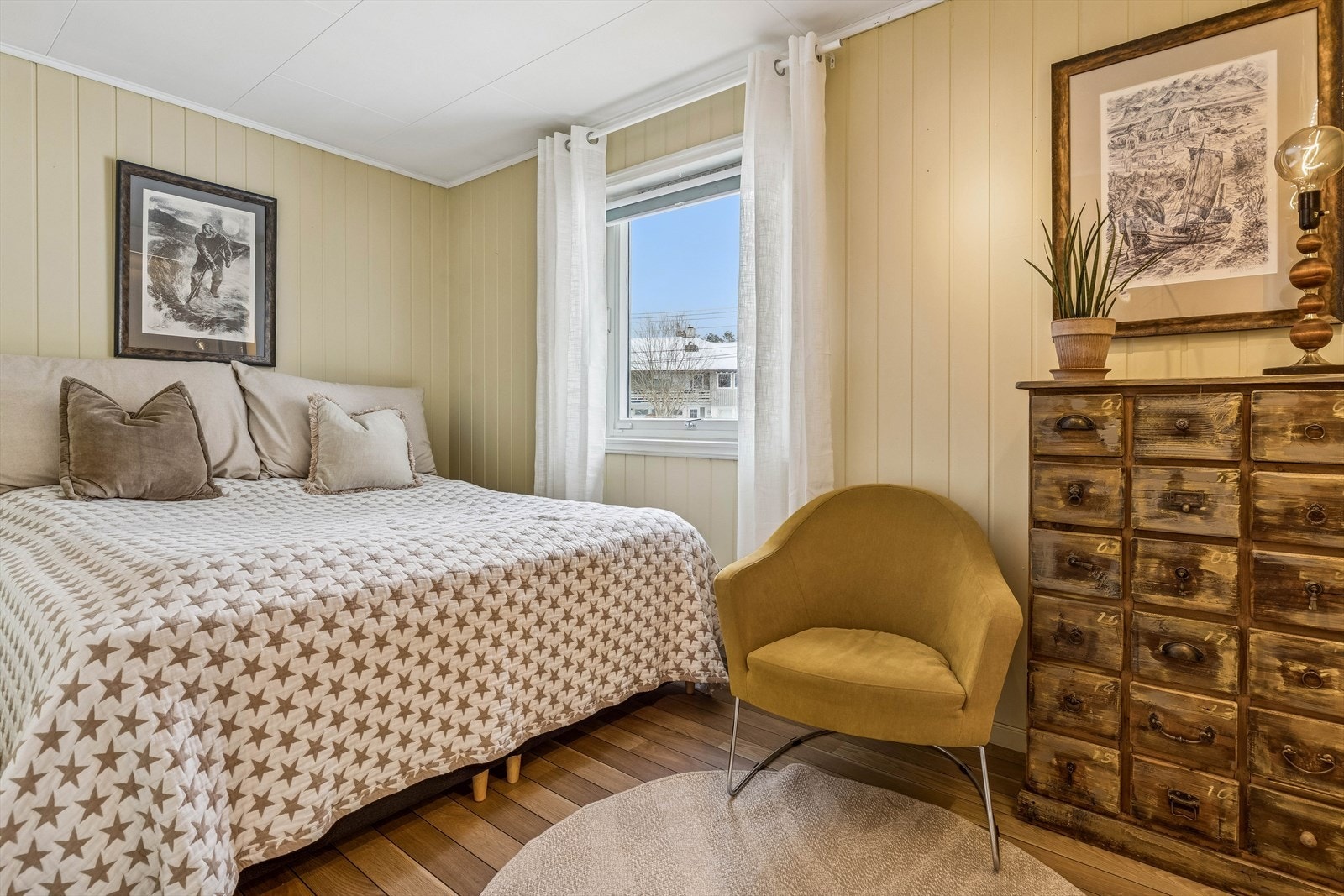 Soverom to har god plass til dobbeltseng og oppbevaringsmøbler. Galleribilde