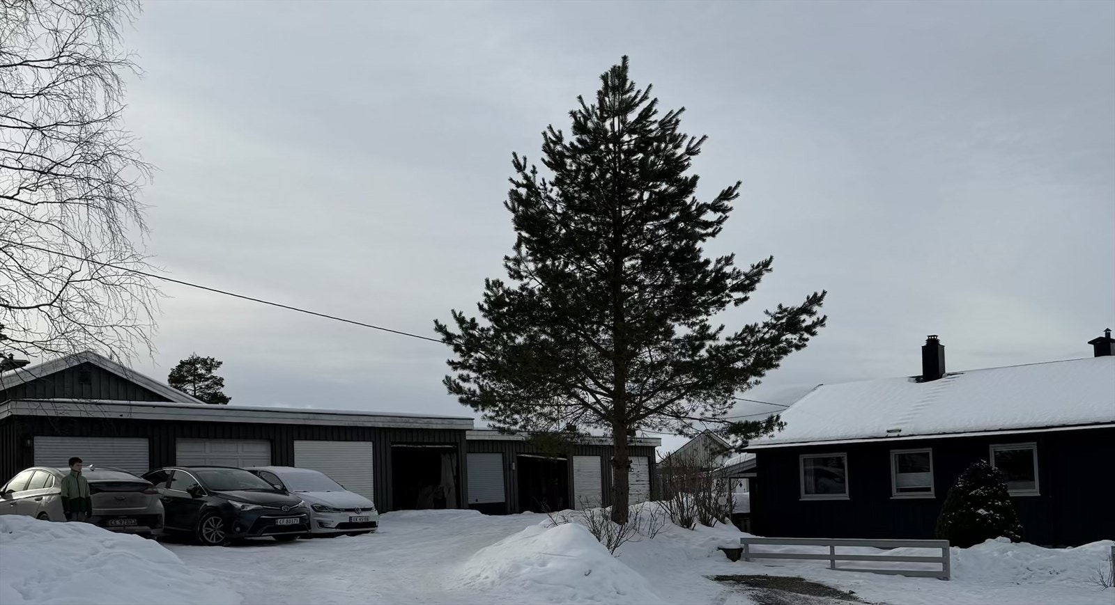 Eiendommen har en andel i en felles garasje (privat bilde). Galleribilde