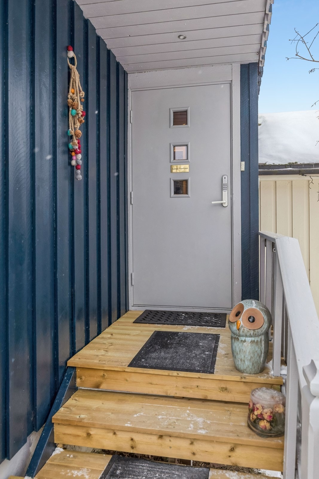 Rekkehuset ligger i et barnevennlig område med kort vei til lekeplass og fotballbane. Pent, overbygget inngangsparti på 13 m², bygget i 2025. Galleribilde