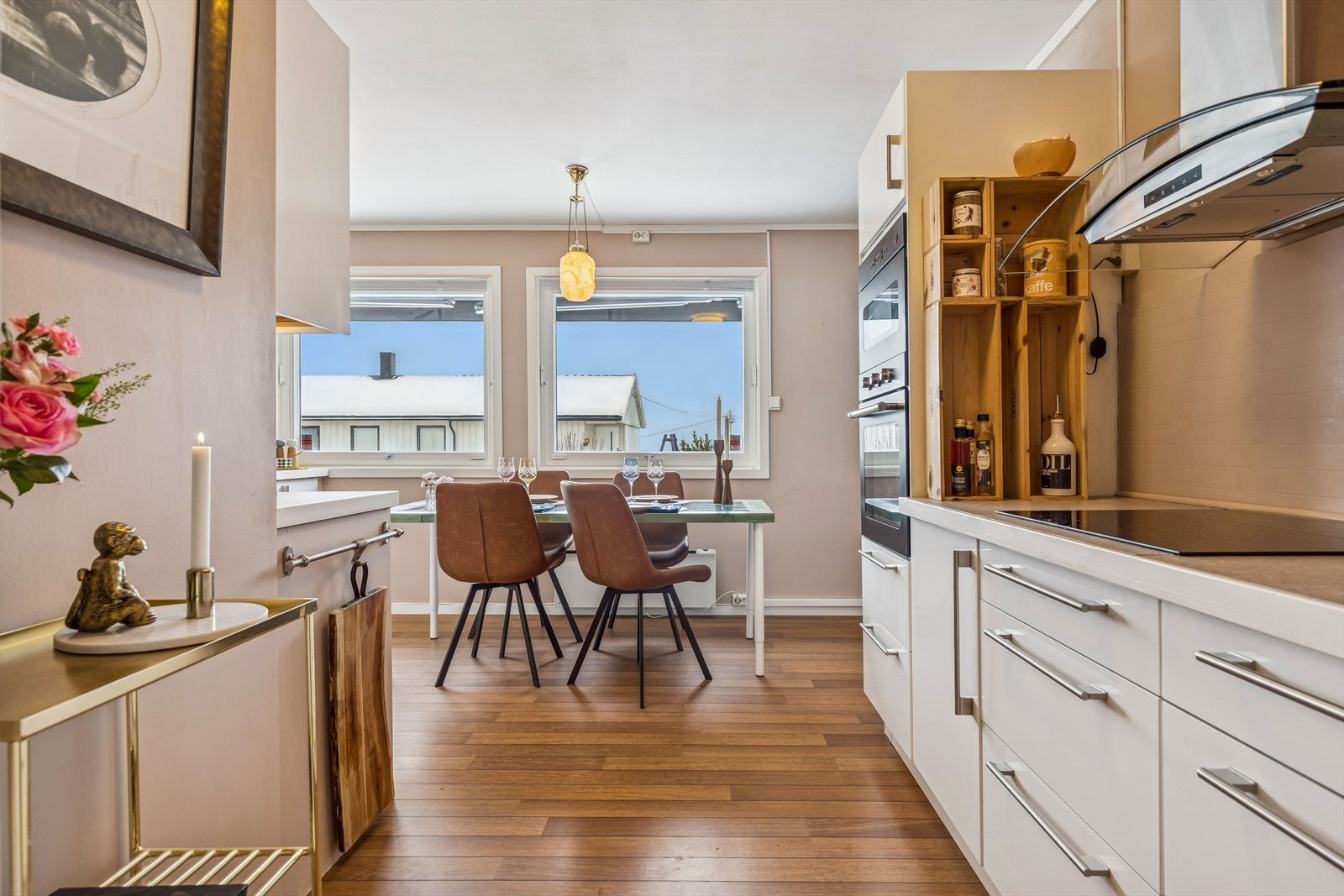 Kjøkkenet er velutstyrt med integrerte hvitevarer, inkludert komfyr og mikroovn i høyskap. Galleribilde