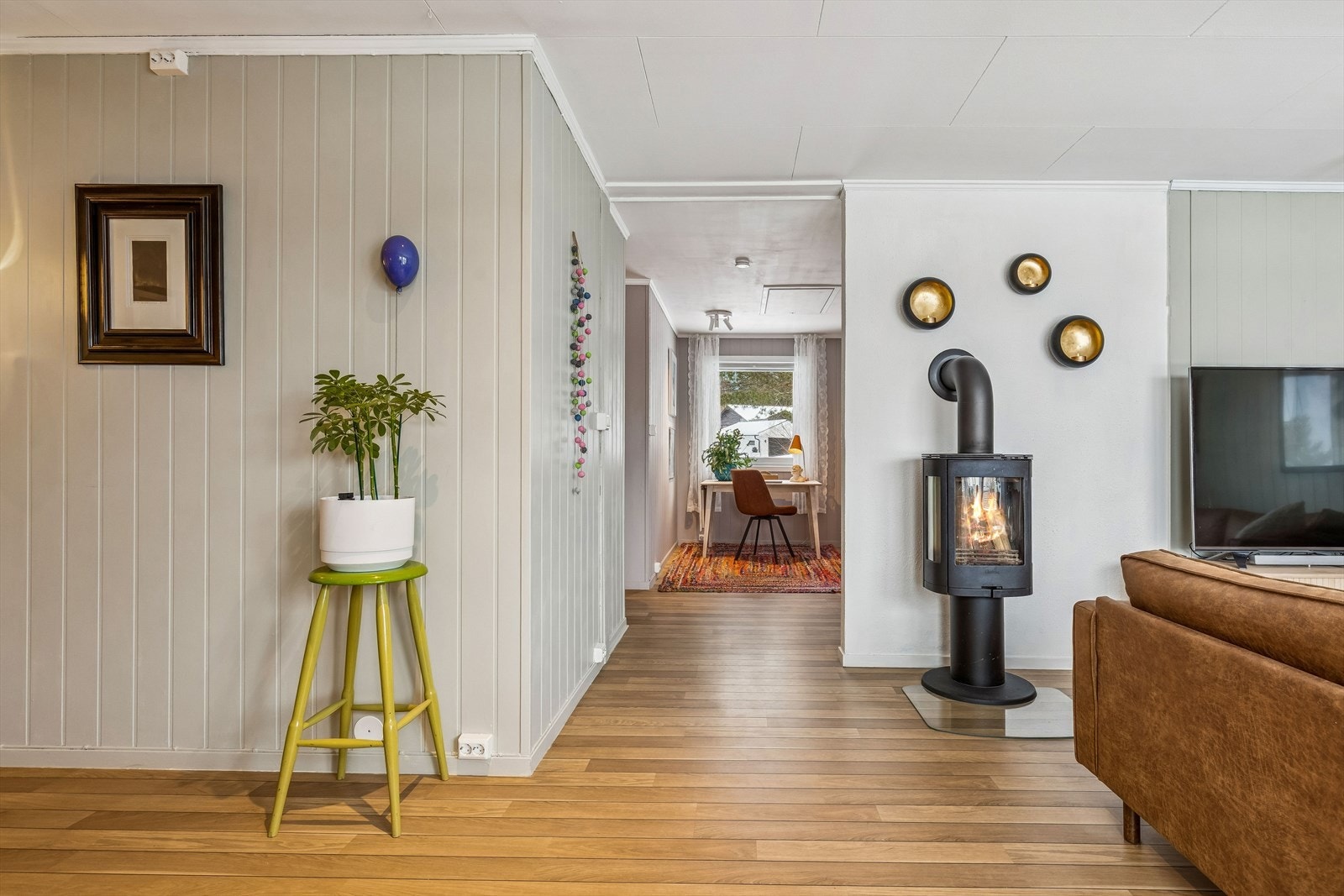 Stuen er et romslig samlingspunkt med en vedovn som gir ekstra varme. Galleribilde