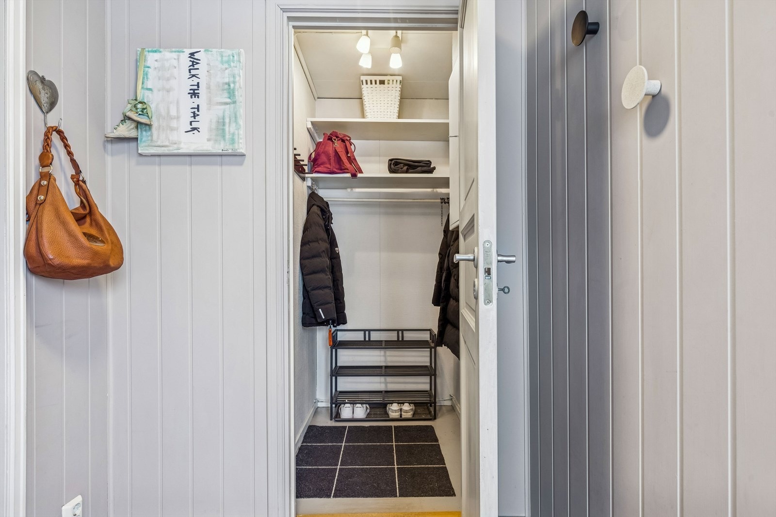 En innvendig bod gir ekstra lagringsplass. Her er også sikringsskapet plassert. Galleribilde