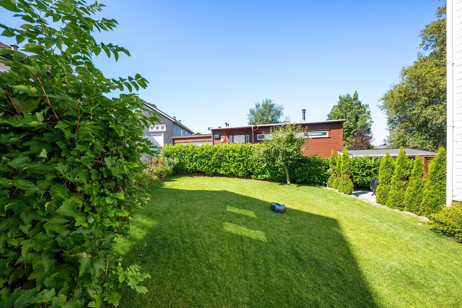 Her finnes plass til sittegruppe for avslapning og sosiale sommerdager, i tillegg til frukttrær og bærbusker som skaper en frodig og hyggelig uteplass. Galleribilde