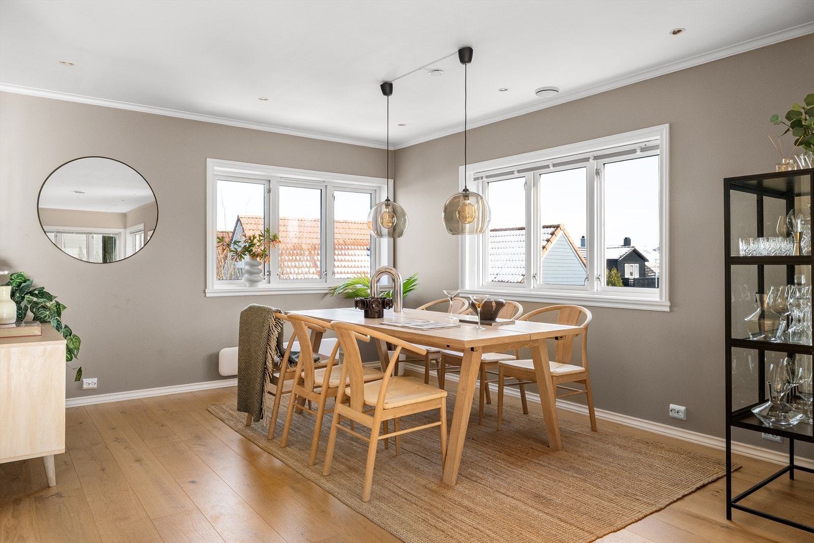 I andre etasje finner man en romslig og lun stue, hvor lyse og moderne farger skaper en lys, harmonisk og innbydende atmosfære. Galleribilde