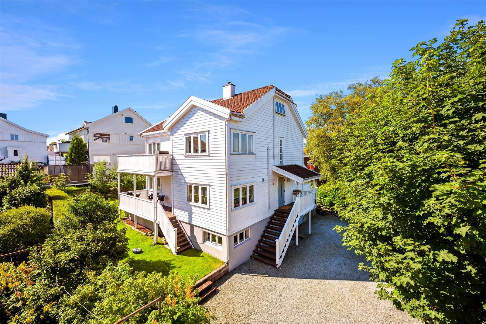 Boligen ligger i et rolig og etablert område med vennlige naboer og svært lite biltrafikk i de omkringliggende gatene. Galleribilde