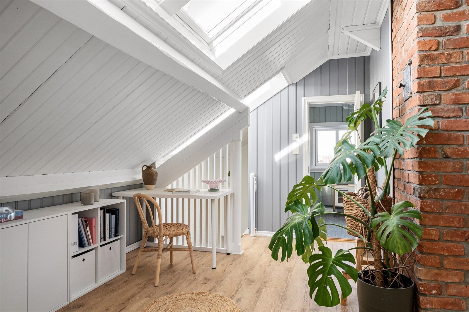 Loftsetasjen inneholder ytterligere ett soverom, en hyggelig loftstue med plass til TV-krok, et hobbyrom samt bad. Galleribilde