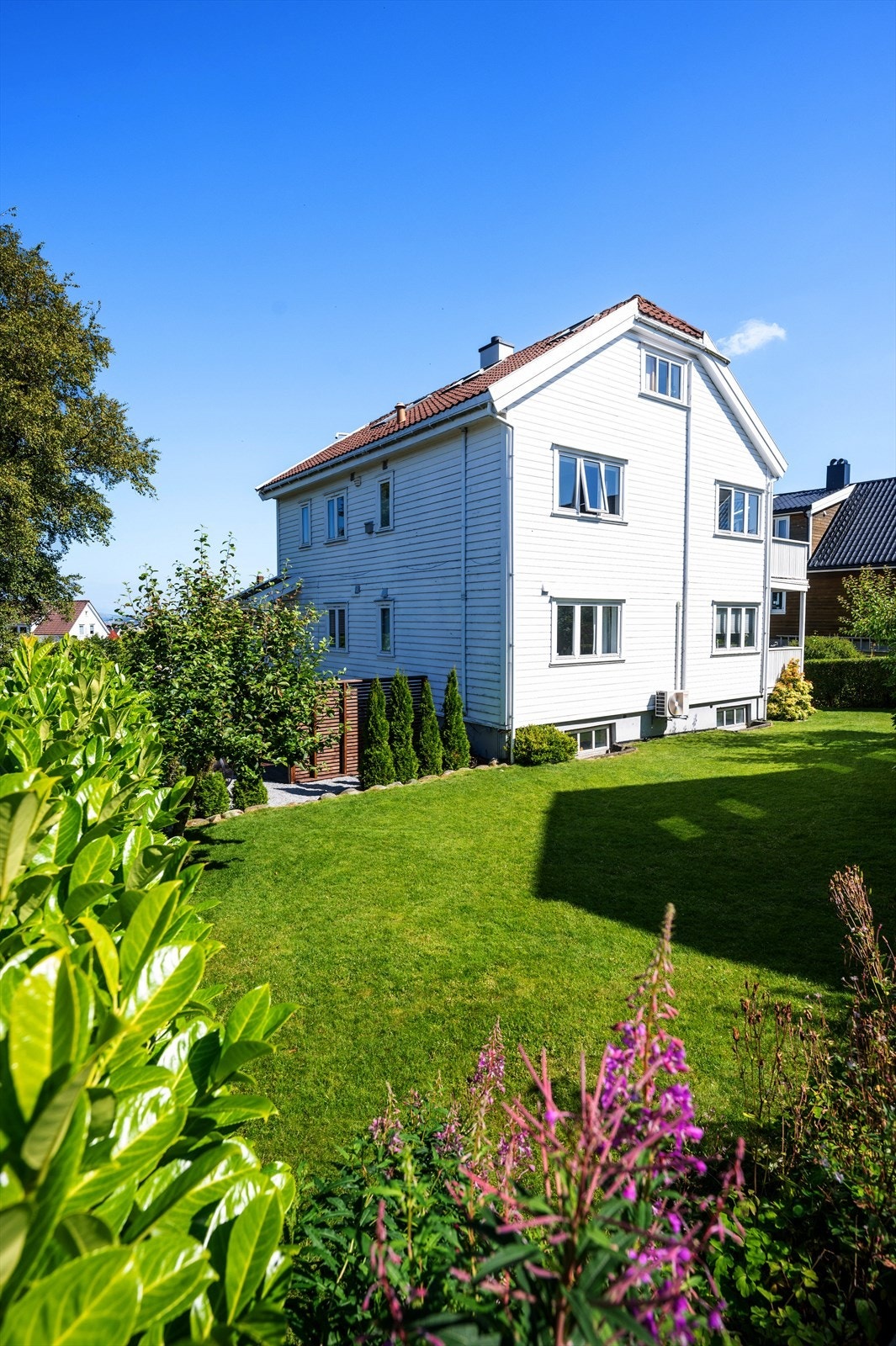 Hagen er lun og skjermet, og fungerer som et trivelig fellesområde med gode muligheter for lek og moro. Galleribilde