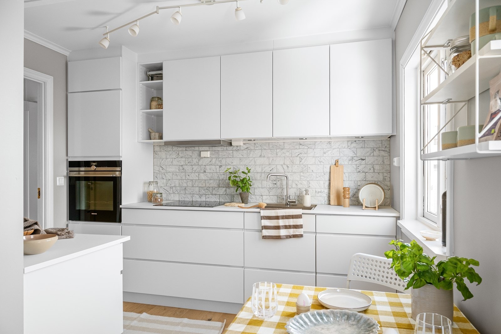 Stilfullt KVIK kjøkken fra 2016 m/integrerte hvitevarer som blant annet stekeovn, oppvaskmaskin, kjøleskap, fryseskap og koketopp. Galleribilde