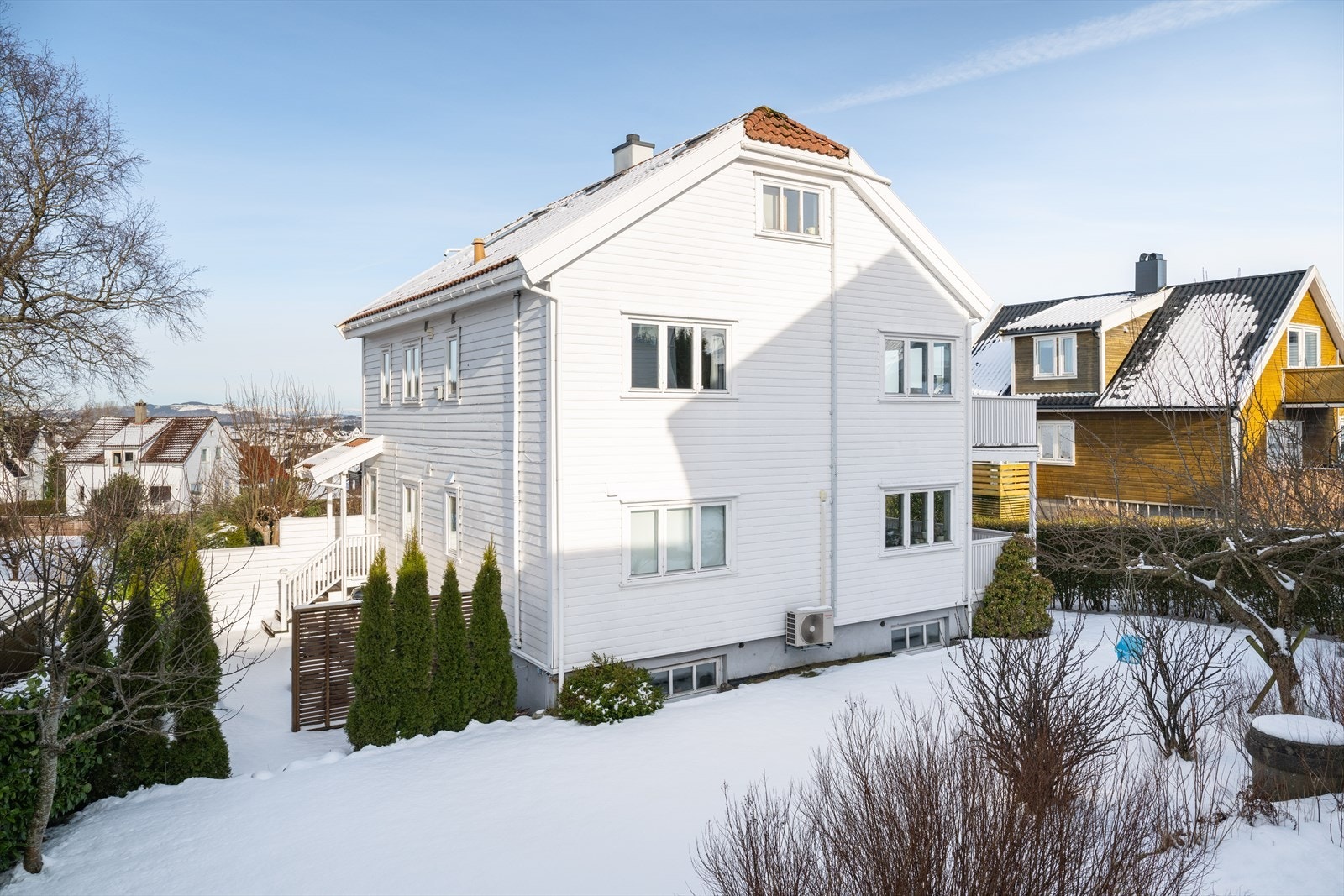 Felles biloppstillingsplass i gårdsrom. Denne seksjonen har montert elbillader. Galleribilde