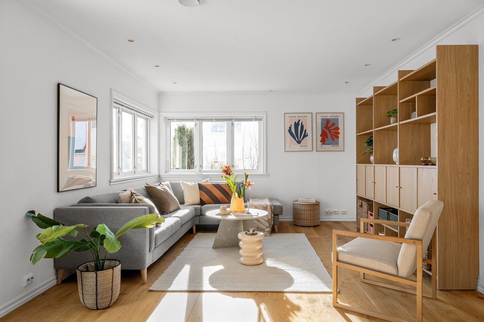 Her er det god plass til både sofagruppe og spisebord, noe som gjør rommet ideelt for både hverdagsliv og sosiale sammenkomster. Galleribilde