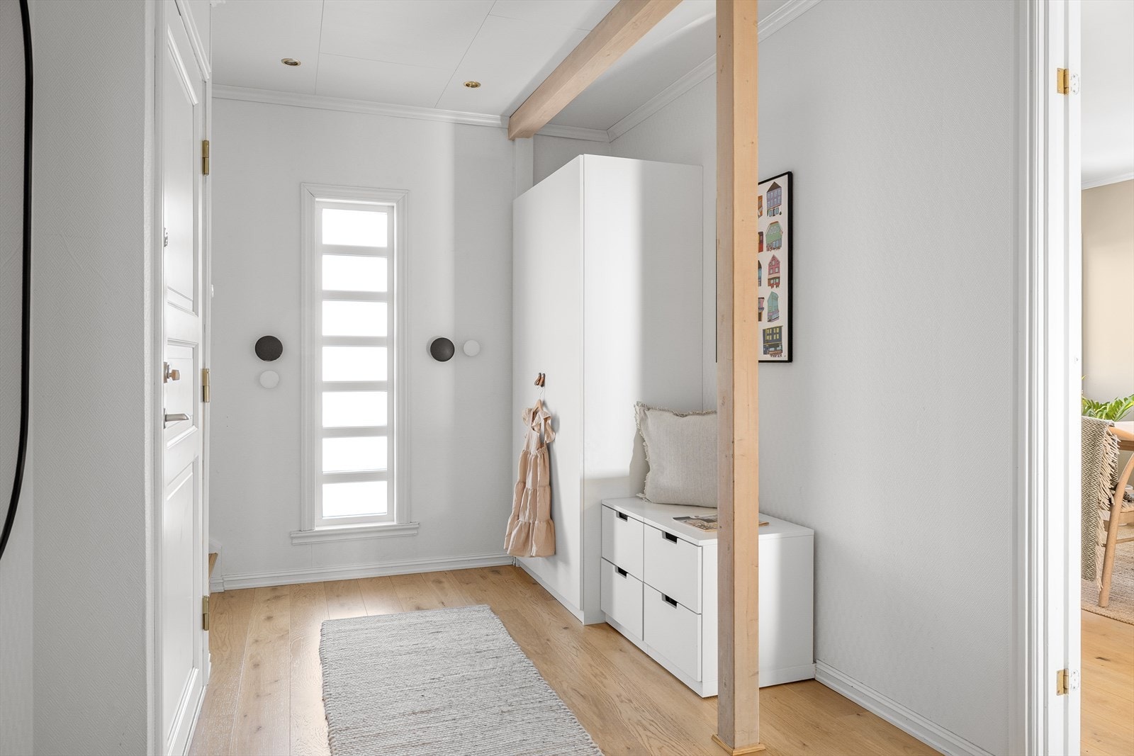 Entréen er romslig og innbydende og gir et godt førsteinntrykk, med direkte adkomst til spisestuen som naturlig binder etasjen sammen. Galleribilde