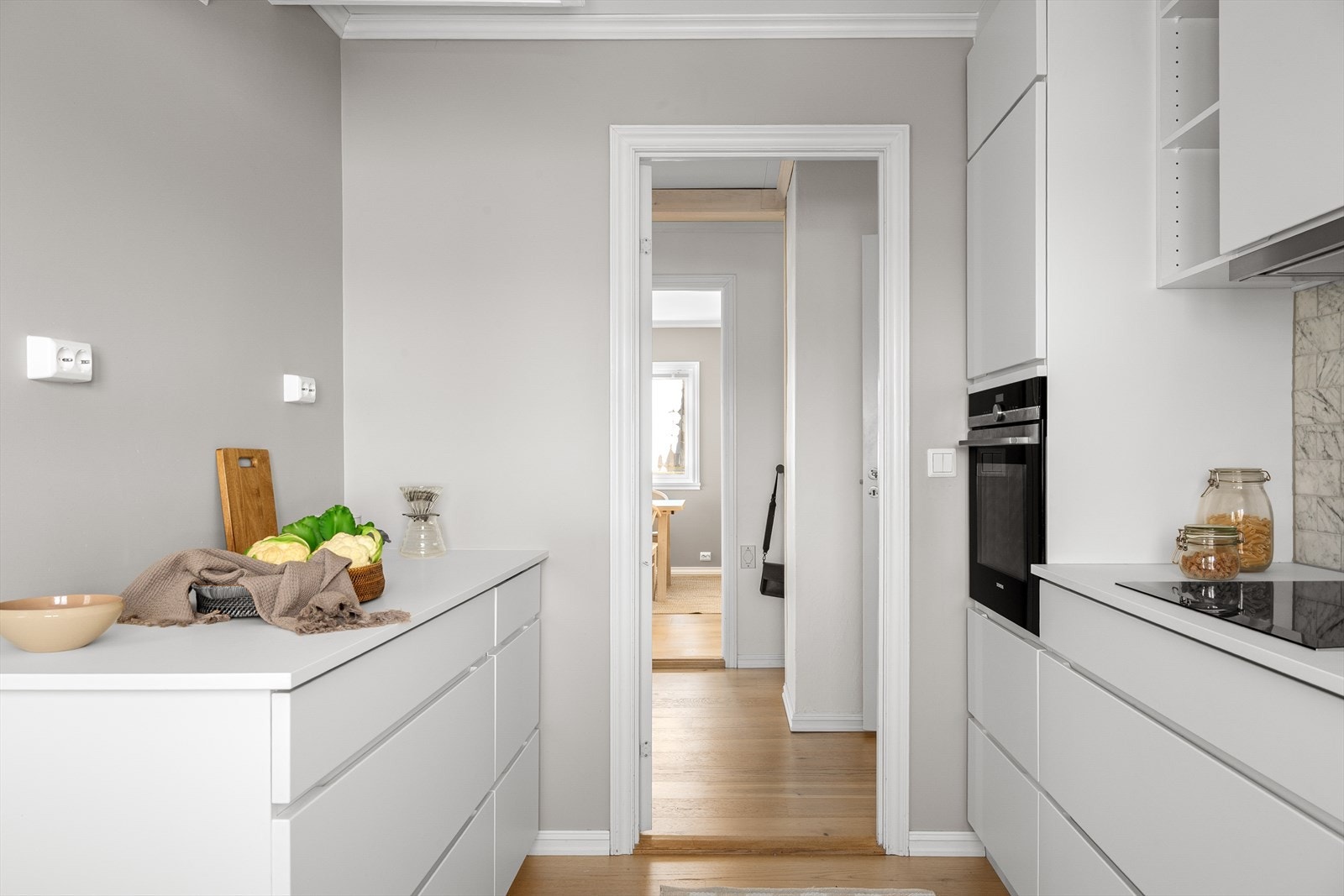 Kjøkkenet er adskilt fra stuen og holder moderne standard med lyse fronter og rene linjer. Galleribilde