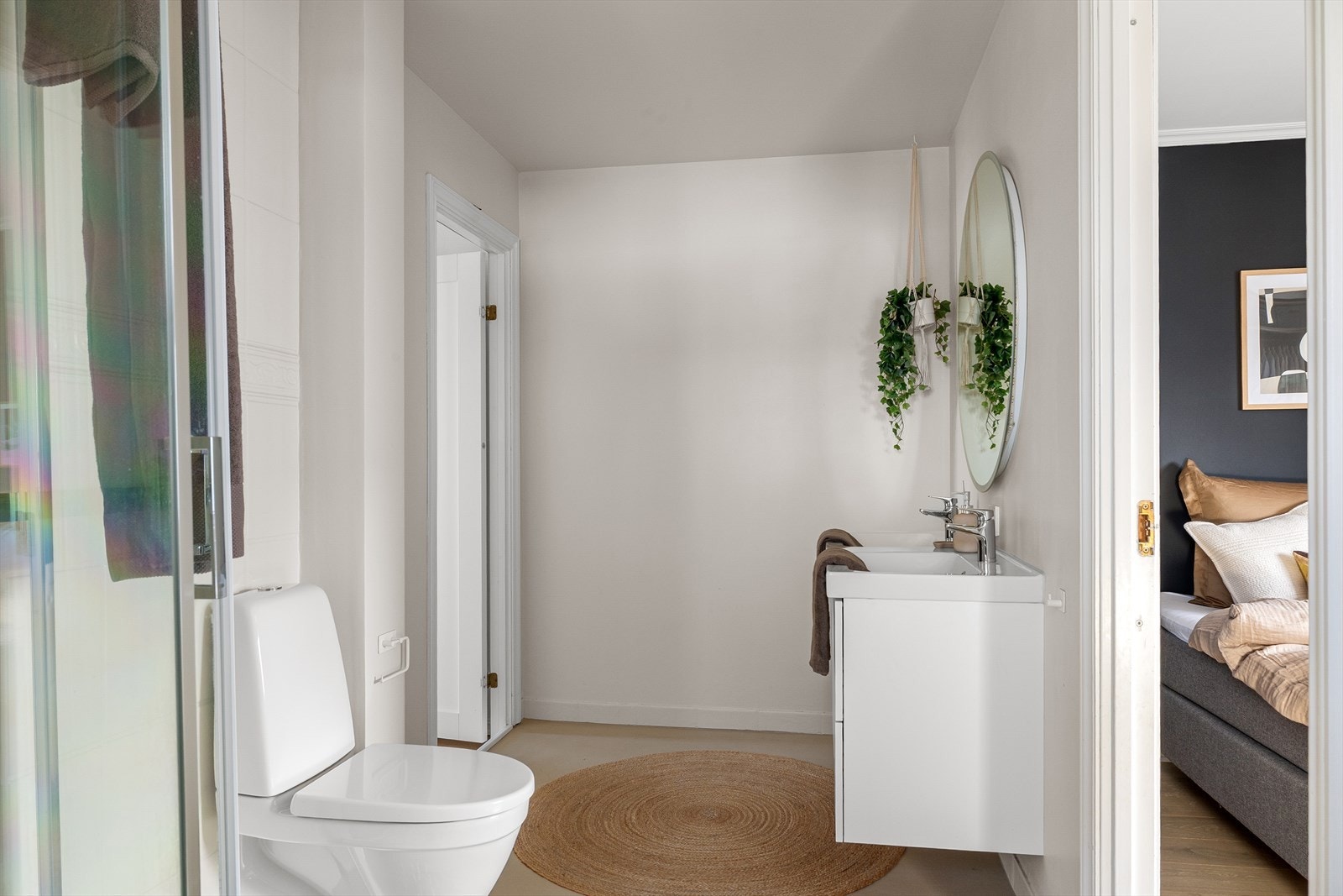 Badet ble modernisert i 2022 med mikrosement over eksisterende fliser, nytt toalett, ny vask i seksjon, speil og malte vegger. Galleribilde