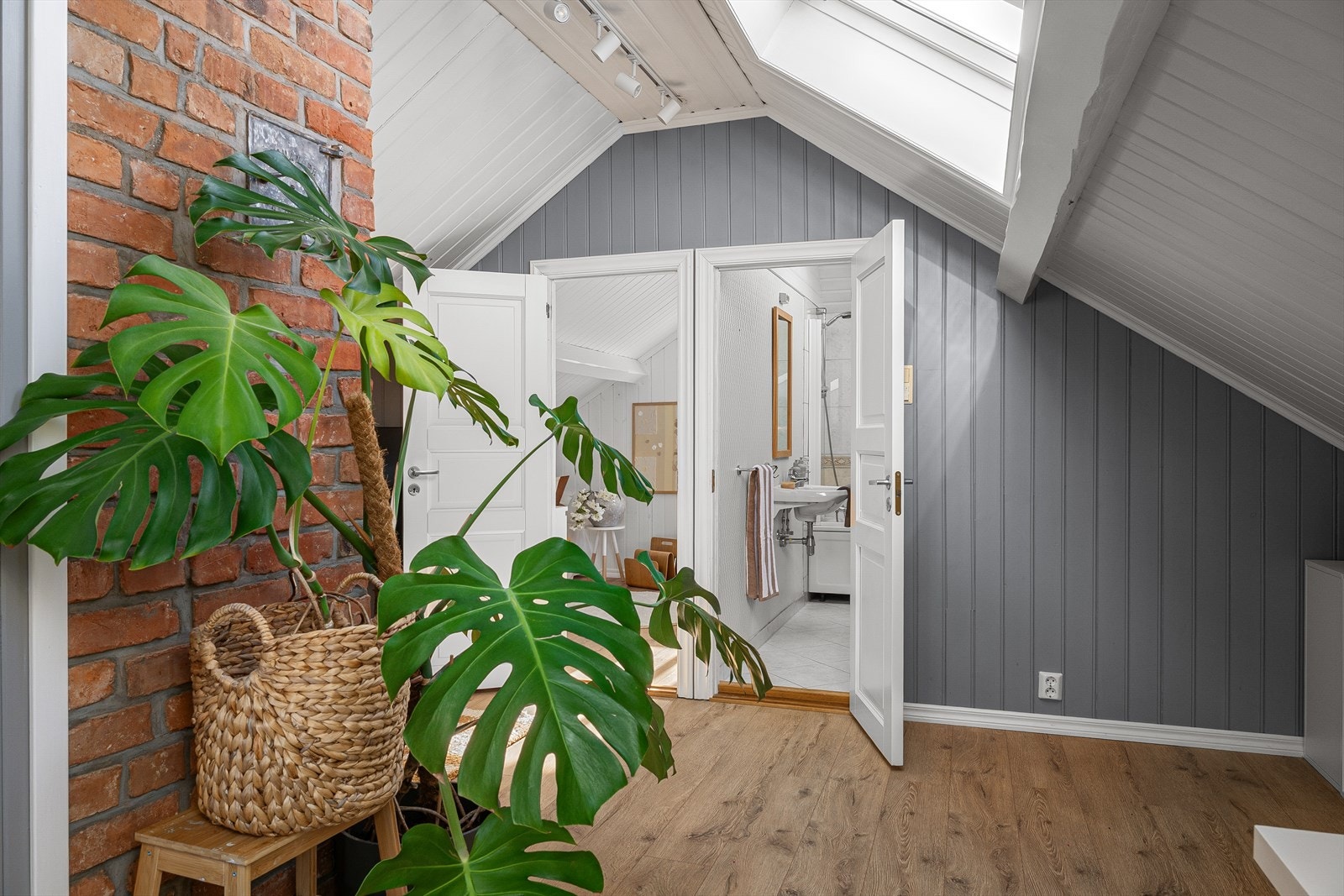 Det er god plass til ekstra lagring i kneveggene på loftsetasjen. Galleribilde