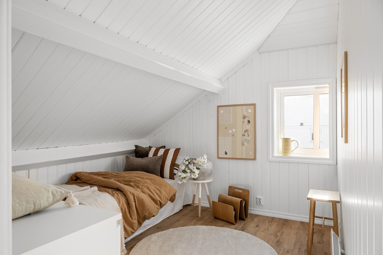 Hobbyrom på loftet som er innredet som soverom/gjesterom. Galleribilde