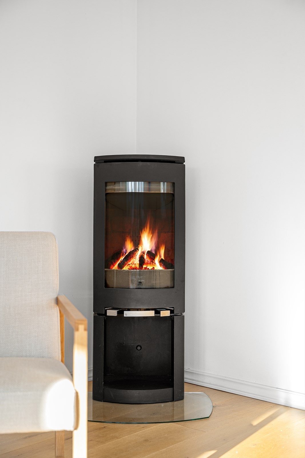 Stuen er utstyrt med vedovn som gir effektiv oppvarming og skaper en lun og hyggelig atmosfære på kjølige dager. Galleribilde