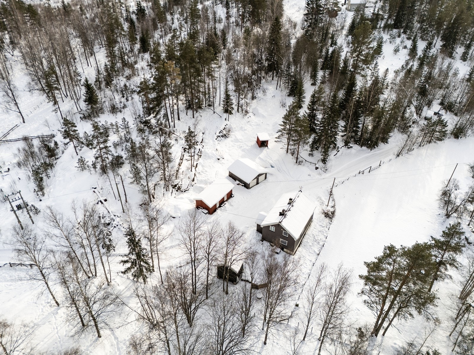 Tomten er på litt over 3 mål med gruset gårdsplass, plen og dels naturtomt. Galleribilde