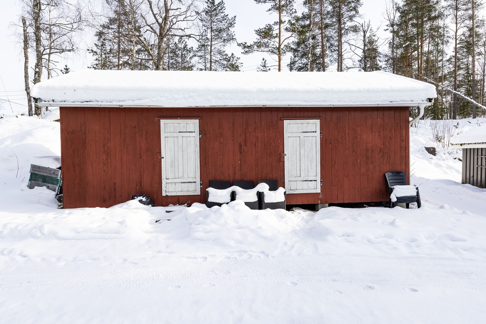 Uthuset er på ca. 31 kvm og inneholder bod og vedskjul. Galleribilde