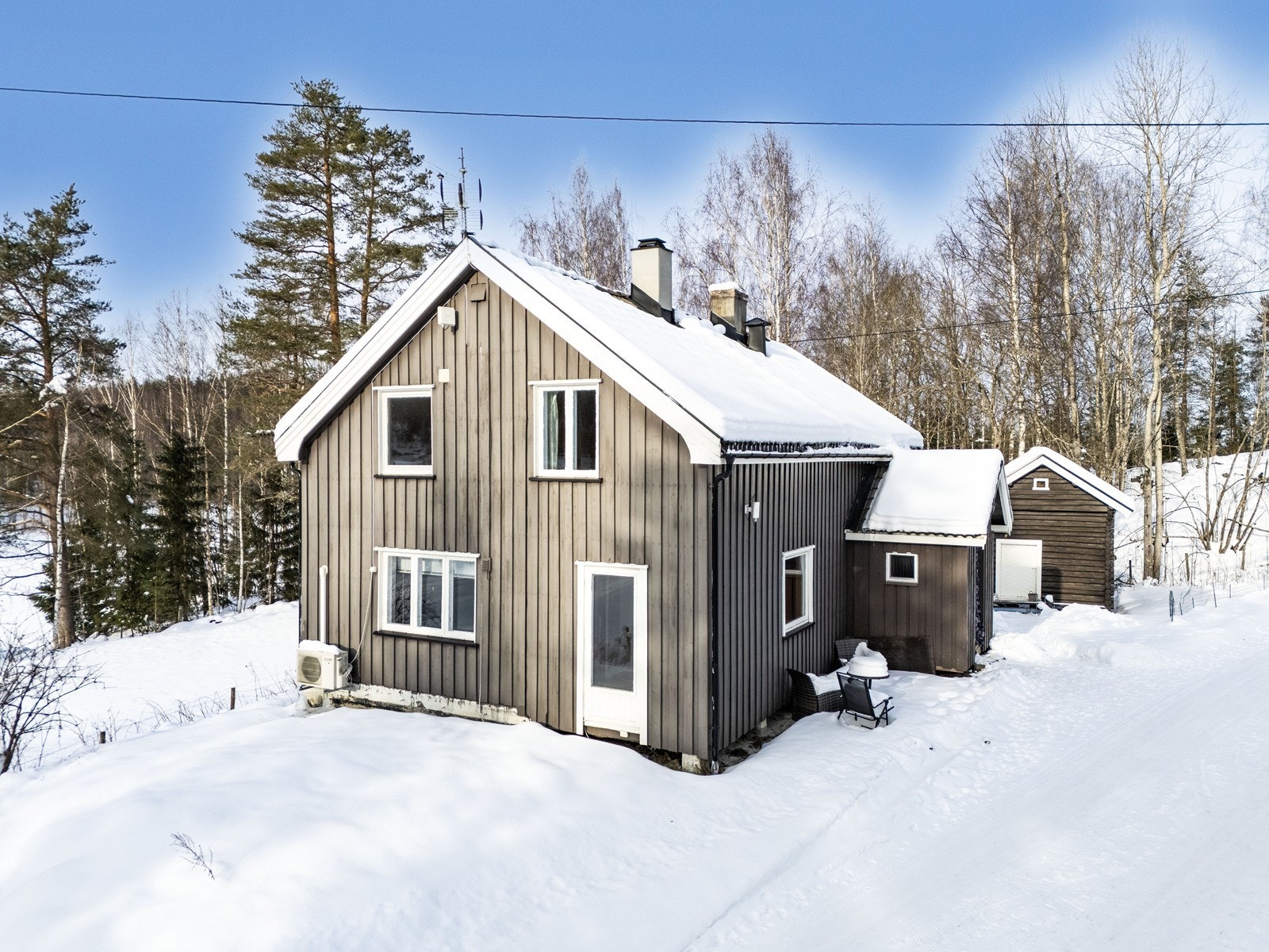 Eiendommen er bebygd med en enebolig, dobbelgarasje, uthus og stabbur. Galleribilde