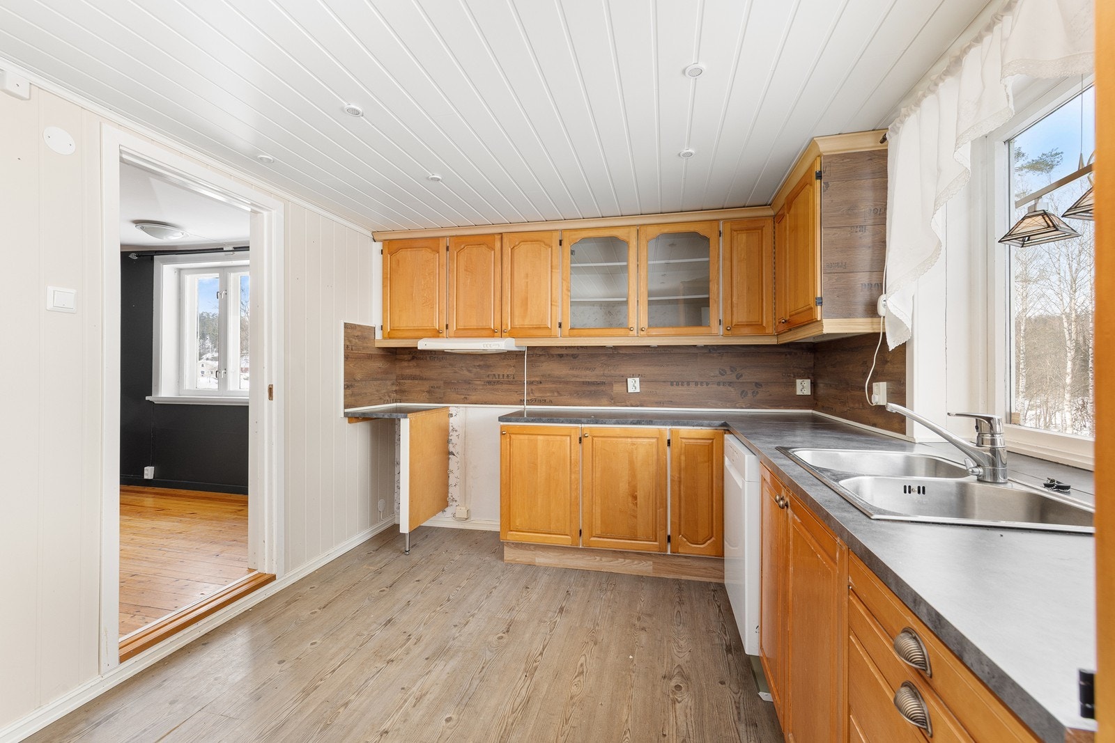 Kjøkkeninnredning med profilerte fronter i lakkert tre/trefiber. Galleribilde