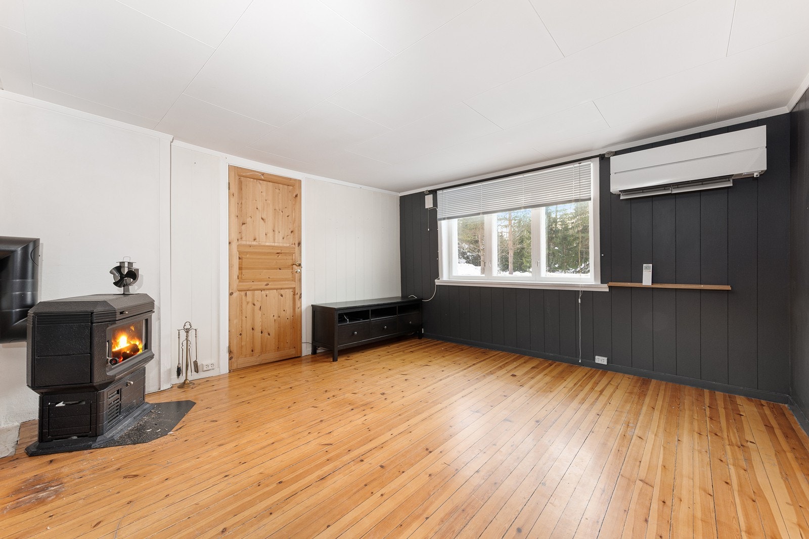 Hovedstue med vedovn og luft-/luft varmepumpe. Galleribilde