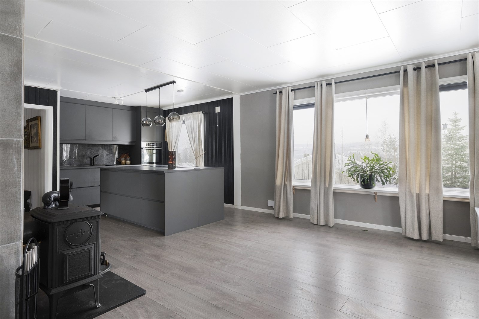 Store vinduer som gir rikelig med naturlig lys. Galleribilde