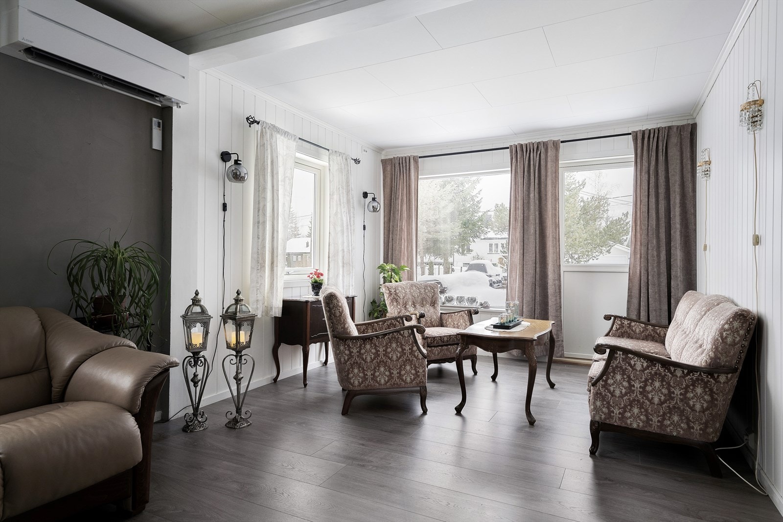 Lys og koselig sittegruppe ved vinduene. Galleribilde